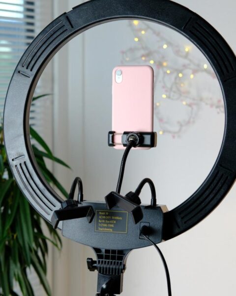 Invloedrijke personen moeten gebrek aan expertise bij sociale posts openbaar maken, считает голландский законодатель