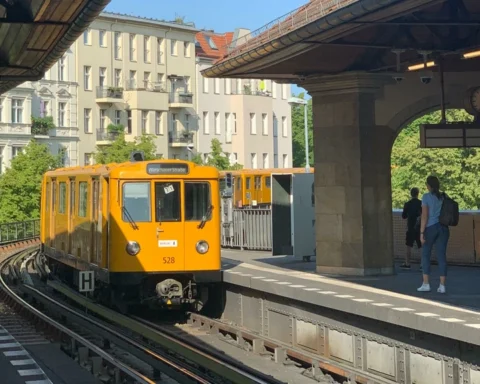 Kabinet overweegt goedkoop ov-ticket naar Duits model, opkomst en financieringszorgen blijven bestaan