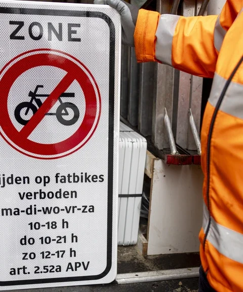 Kabinet overweegt helmplicht, minimumleeftijd en vrije zones voor fatbikes