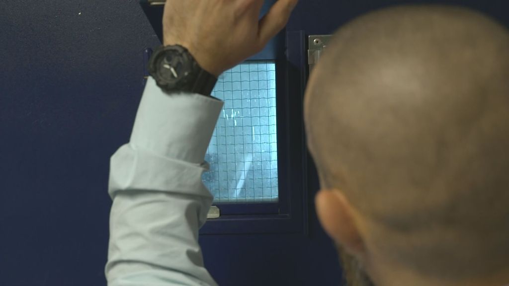 Kabinet overweegt softporno van tablets voor gevangenen te verwijderen