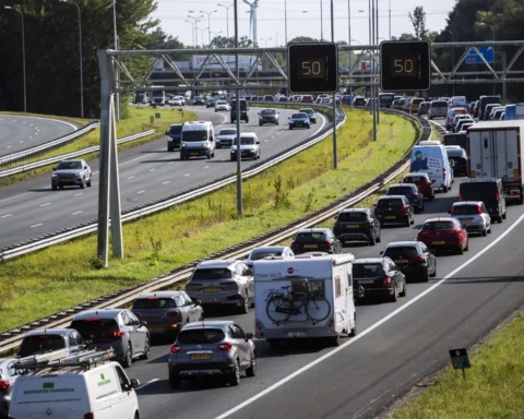 Kabinet verhoogt reiskostenvergoeding en accijnzen op alcohol om hoge energieprijzen te verlagen