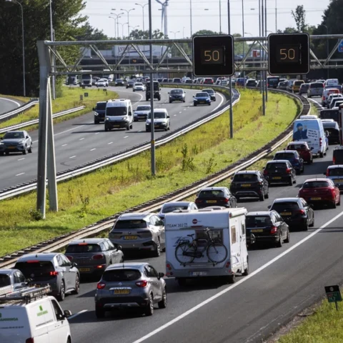 Kabinet verhoogt reiskostenvergoeding en accijnzen op alcohol om hoge energieprijzen te verlagen