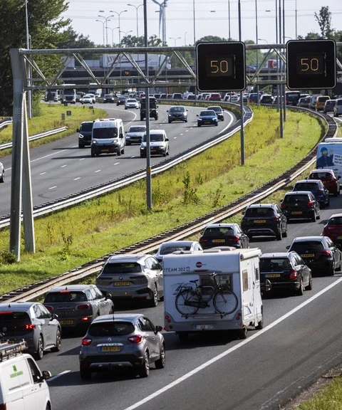 Kabinet verhoogt reiskostenvergoeding en accijnzen op alcohol om hoge energieprijzen te verlagen