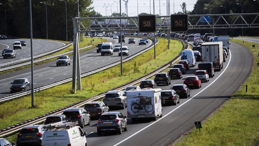 Kabinet verhoogt reiskostenvergoeding en accijnzen op alcohol om hoge energieprijzen te verlagen