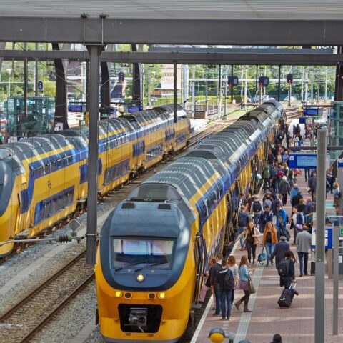 Kabinet werkt aan goedkopere treinreizen buiten de spits om openbaar vervoer te stimuleren