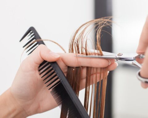 Kappers ontvangen toolkit van de overheid om tekenen van misbruik te herkennen