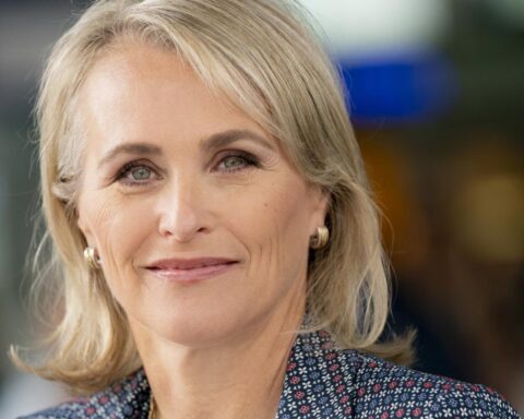 KLM CEO krijgt 32% salarisverhoging terwijl kostenbesparingen en ontslagen worden doorgevoerd