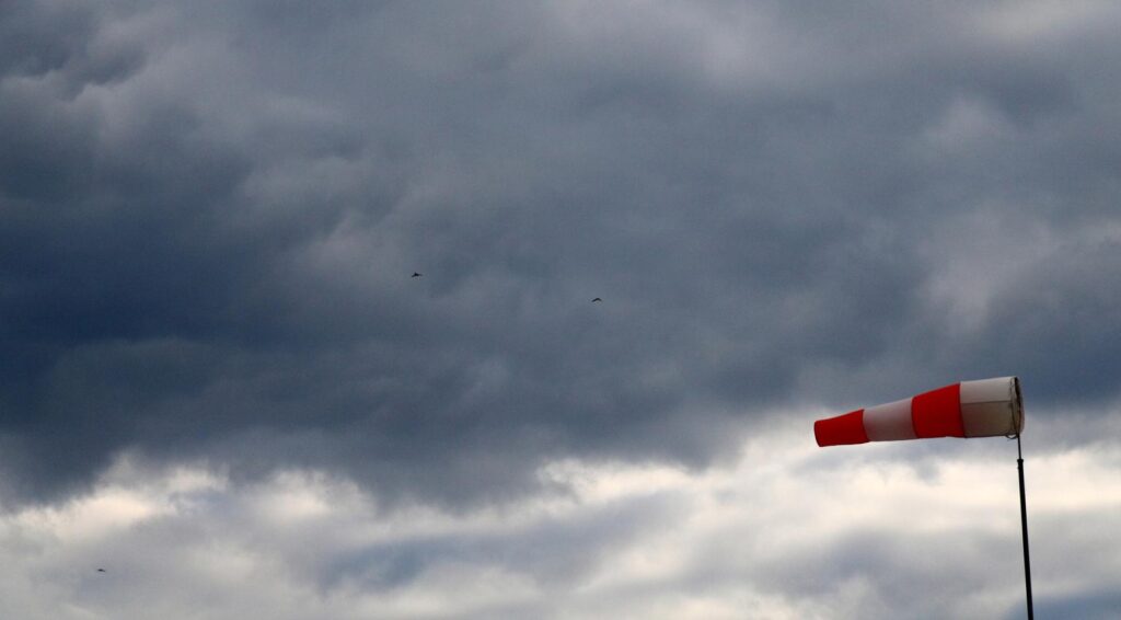 KNMI geeft code geel voor sterke windstoten in Noord-Holland