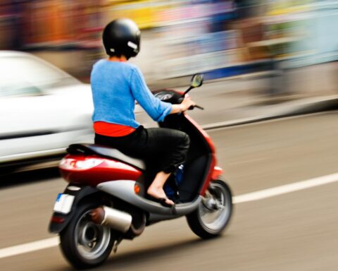Kosten jongeren voor scooterverzekering in Nederland stijgen naar bijna €1.200 per jaar
