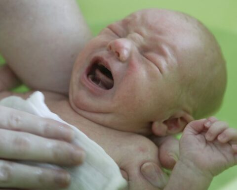 Kraamzorg onder druk: kabinet stelt keuze uren zorg voor gezinnen beschikbaar