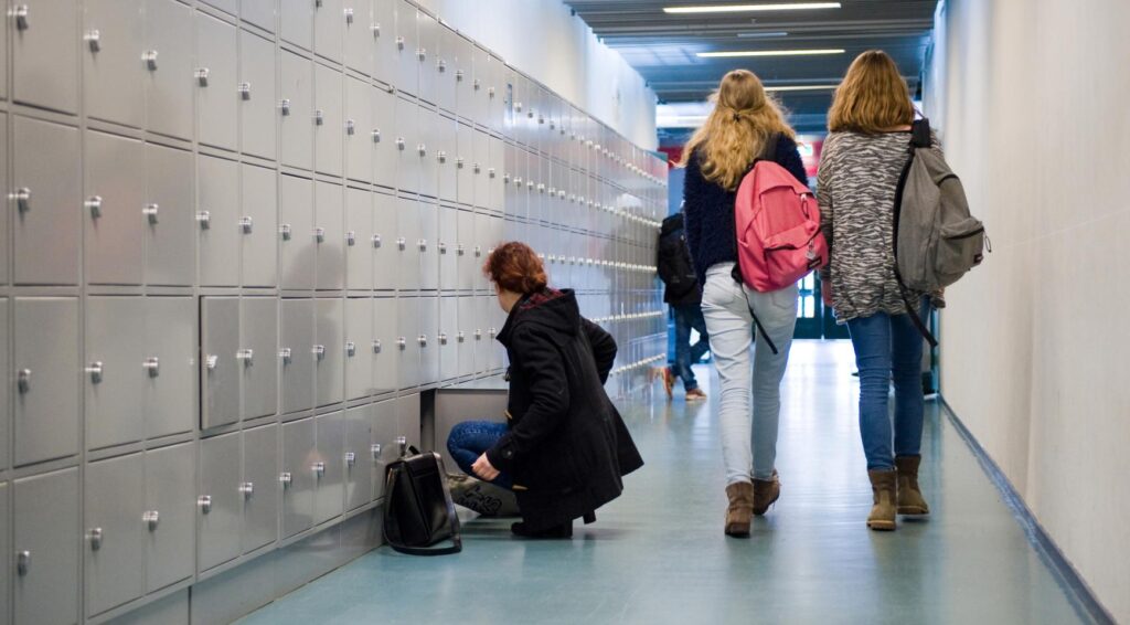 Leerlingen van Harens Lyceum bedreigd met vuurwapen; gedwongen op de knieën om excuses aan te bieden