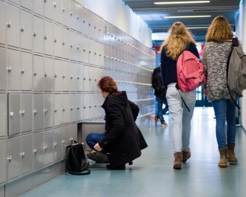 Leerlingen van Harens Lyceum bedreigd met vuurwapen; gedwongen op de knieën om excuses aan te bieden
