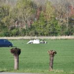 Licht vliegtuig crasht naast Nederlandse snelweg bij Middelburg; één dode