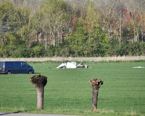 Licht vliegtuig crasht naast Nederlandse snelweg bij Middelburg; één dode