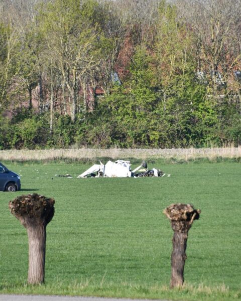 Licht vliegtuig crasht naast Nederlandse snelweg bij Middelburg; één dode