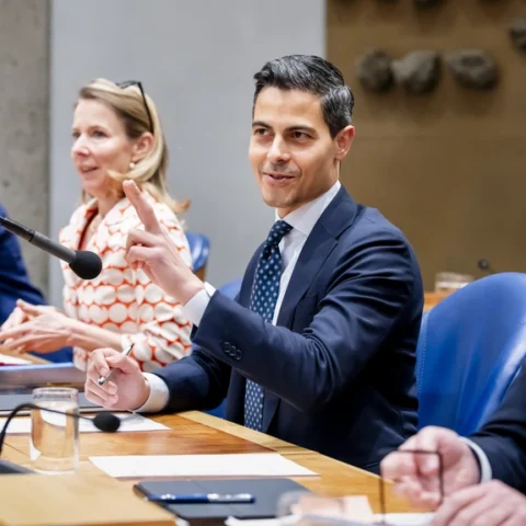 Lof en kritiek op kabinet voor energiemaatregelen in reactie op oorlogseffecten