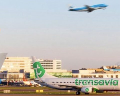 Luchtvaartsector waarschuwt dat stijgende vliegtaks reizigers van Nederlandse luchthavens zou verdrijven