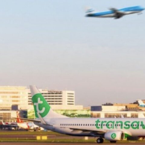 Luchtvaartsector waarschuwt dat stijgende vliegtaks reizigers van Nederlandse luchthavens zou verdrijven