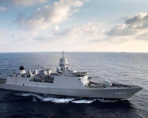 Marinefregat vertrekt uit Den Helder voor mogelijke hulp in de Golf