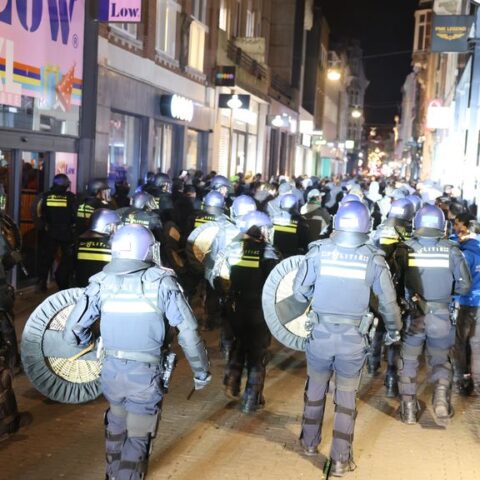 ME grijpt in tijdens kampioensfeest ADO Den Haag na verplaatsing naar binnenstad