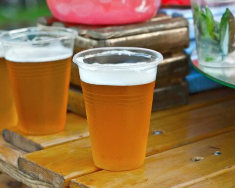 Minder dan een kwart van de Nederlandse festivals gebruikt herbruikbare bekers ondanks verbod