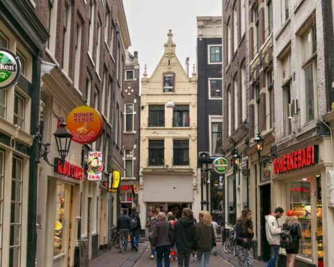 Minimumloonwerk neemt licht af terwijl arbeidsstakingen stabiliseren na piek in 2023