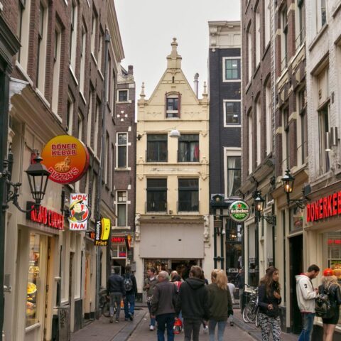 Minimumloonwerk neemt licht af terwijl arbeidsstakingen stabiliseren na piek in 2023