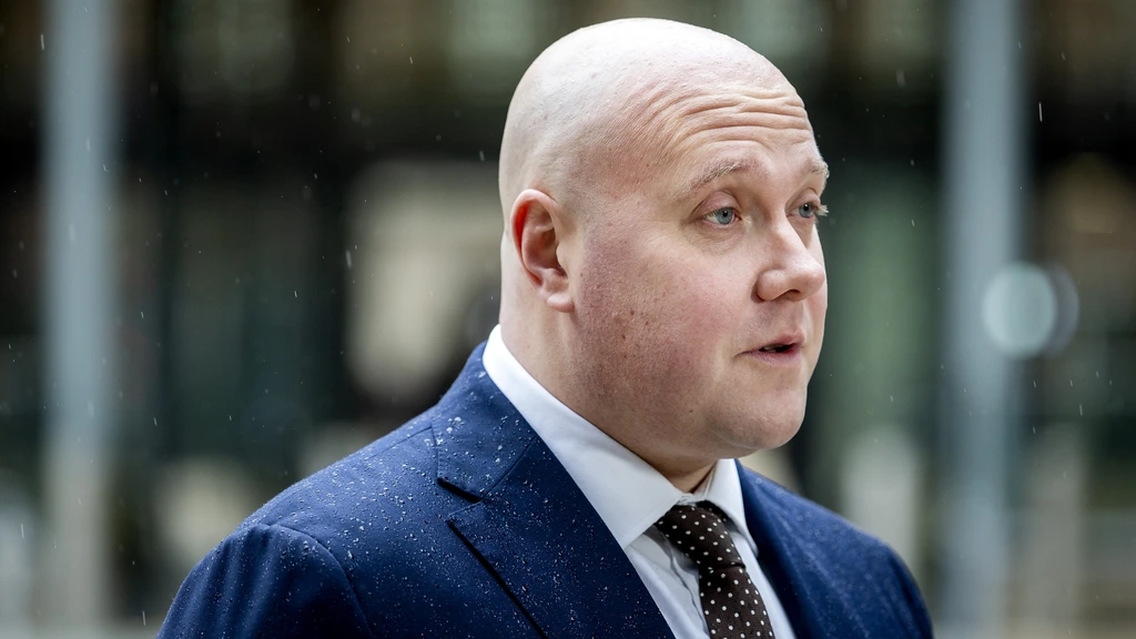 Minister Aartsen streeft naar meer statushouders in werk met 'startbanen'