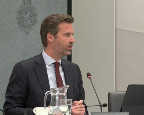 Minister Sjoerdsma biedt excuses aan na omkering van bezuinigingen op UNRWA, ondervindt kritiek