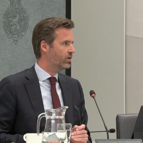Minister Sjoerdsma biedt excuses aan na omkering van bezuinigingen op UNRWA, ondervindt kritiek