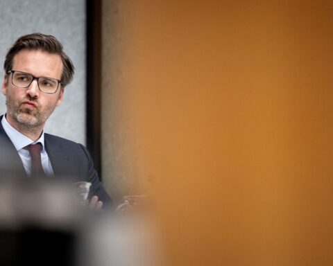 Minister Sjoerdsma staat onder druk door beschuldigingen van dubbele belangen