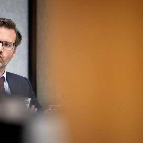 Minister Sjoerdsma staat onder druk door beschuldigingen van dubbele belangen