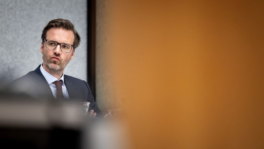 Minister Sjoerdsma staat onder druk door beschuldigingen van dubbele belangen