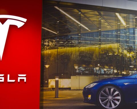 Nederland eerste in Europa met goedkeuring van Tesla's system voor begeleide rijassistentie