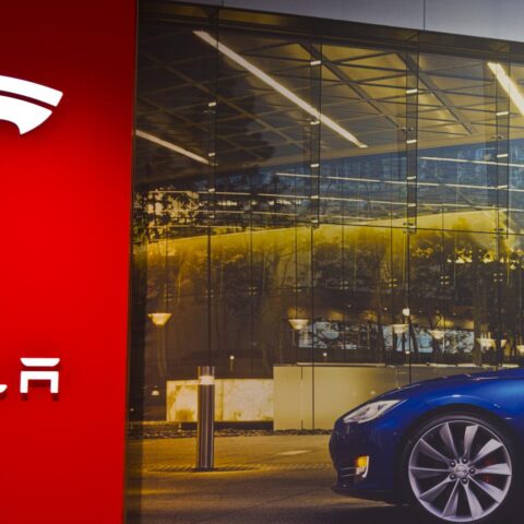 Nederland eerste in Europa met goedkeuring van Tesla's system voor begeleide rijassistentie