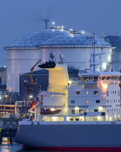 Nederland kan kerosinevoorraden aanboren vanaf april bij aanhoudende sluiting van de Straat van Hormuz