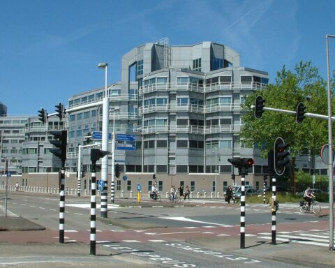 Nederland op hoogste dreigingsniveau in 80 jaar, waarschuwt AIVD