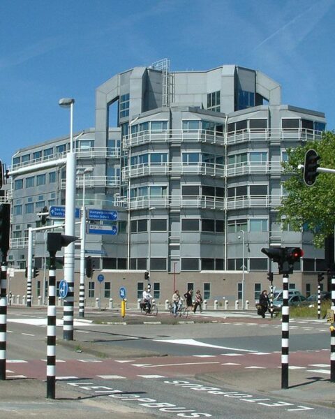 Nederland op hoogste dreigingsniveau in 80 jaar, waarschuwt AIVD