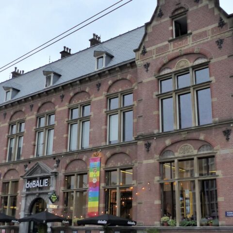 Nederland weigert toegang aan Russische kunstenaar die het Kremlin ontvlucht wegens asielverzoek angsten