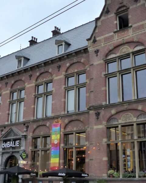 Nederland weigert toegang aan Russische kunstenaar die het Kremlin ontvlucht wegens asielverzoek angsten