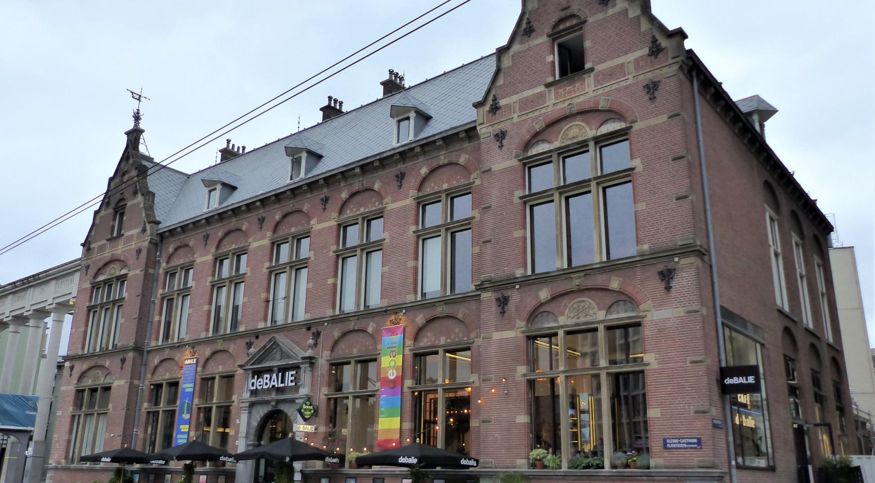 Nederland weigert toegang aan Russische kunstenaar die het Kremlin ontvlucht wegens asielverzoek angsten