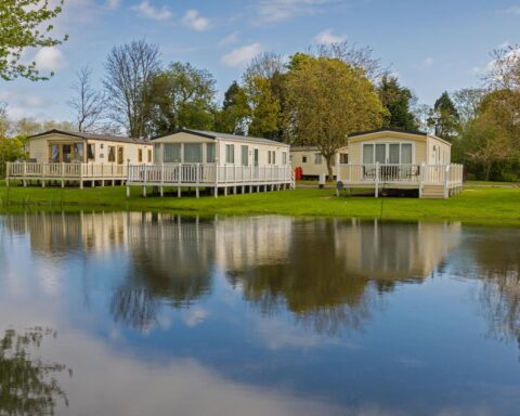 Nederlandse markt voor vakantiehuizen koelt af in 2025, aantal transacties licht gestegen