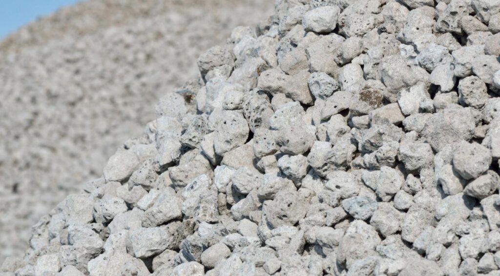 Nederlandse overheid verlengt beperkingen op staalslak om RIVM-onderzoek af te wachten