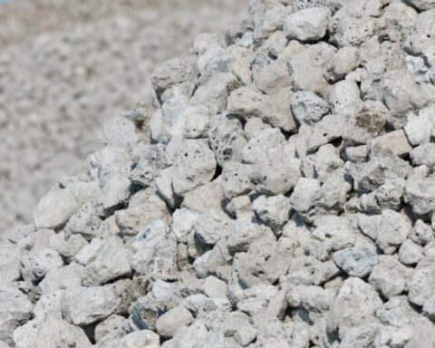 Nederlandse overheid verlengt beperkingen op staalslak om RIVM-onderzoek af te wachten