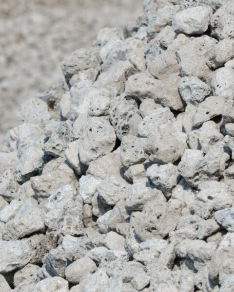 Nederlandse overheid verlengt beperkingen op staalslak om RIVM-onderzoek af te wachten