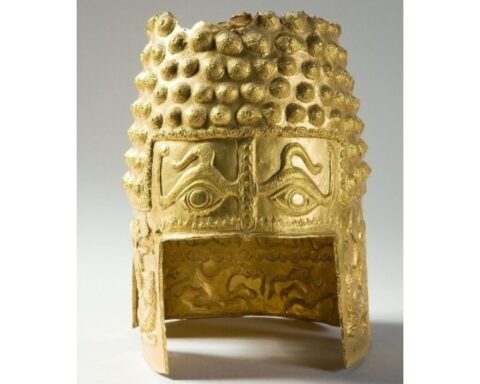 Nederlandse politie herstelt Roemeense gouden helm die gestolen werd uit Drents Museum in Assen