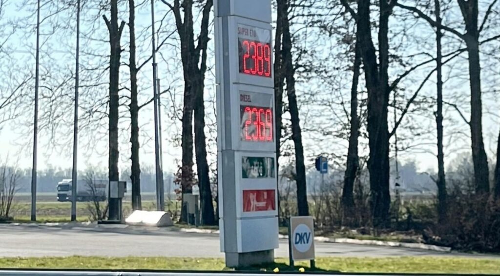 Nederlandse regering plant financieel steunpakket van €1 miljard; belasting op benzine en diesel blijft staan