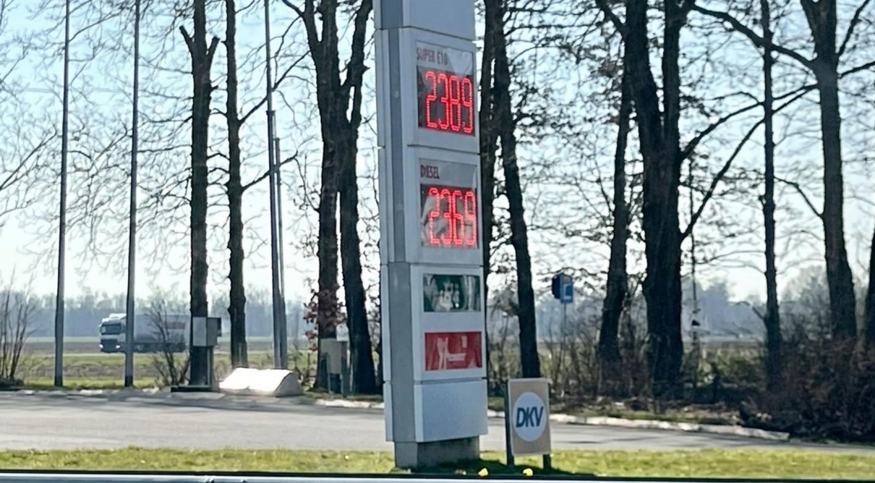 Nederlandse regering plant financieel steunpakket van €1 miljard; belasting op benzine en diesel blijft staan