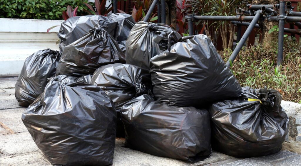 Nederlandse steden worstelen met illegale afvaldumpingen terwijl schoonmaakkosten stijgen