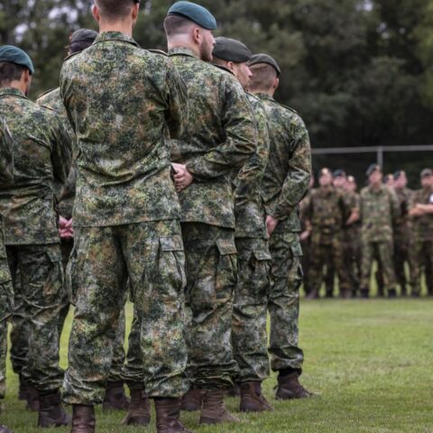 Nederlandse strijdkrachten werven 1.200 dronespecialisten; eerste is vandaag begonnen met werken